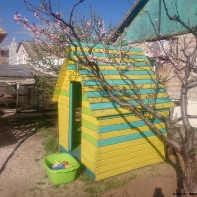 Деревянный детский домик