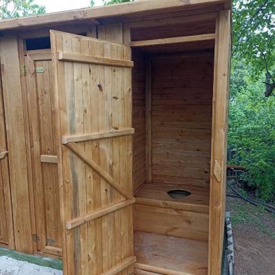 Деревянный туалет вместе с хозблоком